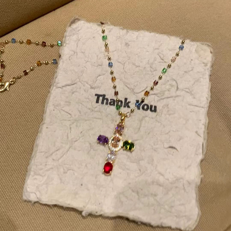 đ 50% RABATT NU! âïž FĂ€rgglatt Halsband med KorshĂ€nge i Strass â Livfull Gnista, Justerbar LĂ€ngd & Meningsfullt Statement âš
