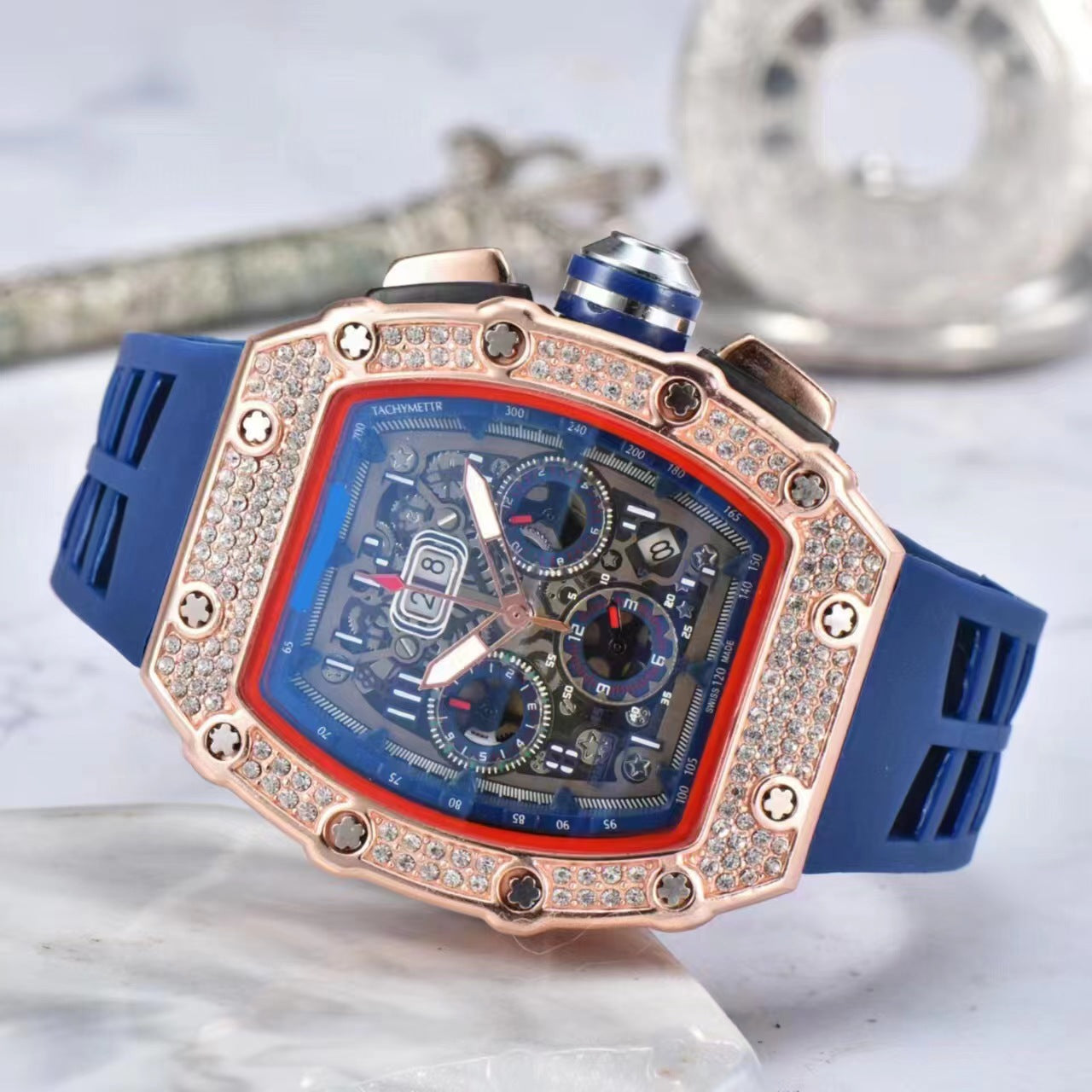 ⏳Begränsad tid 50 % Rabatt⏰Lyxbetonad herrklocka tunnformad modell strass diamanter⌚