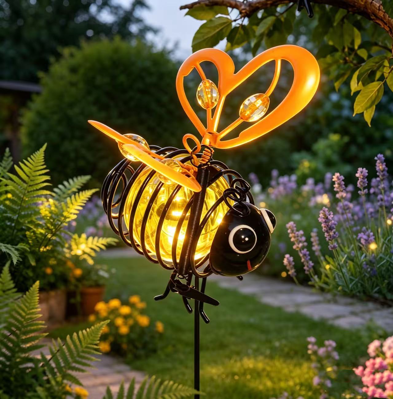 🐝 50% RABATT NU! ☀️ Solcellsdriven Hängande Bilampa – Charmig Bi-design med Hjärtformade Vingar – Perfekt för Trädgård & Bil 🌸