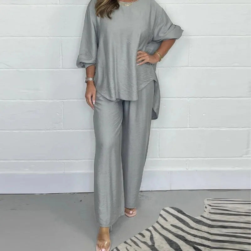 Tvådelat set med satin topp i oregelbunden design och byxor med vida ben och hög midja