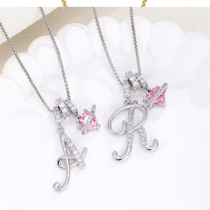 🔥🎁Nyhet 50 % RABATT🔥Halsband med initialbokstav och rosa hjärtcharm