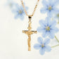 ✝️✨ Guldkrucifixhalsband – Detaljerat INRI-motiv, justerbar figarokedja och glittrande finish 💛