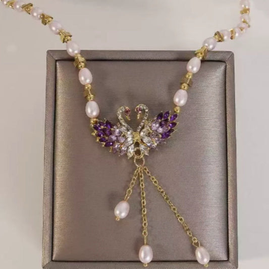 🦢 KÖP 2 FÅ 1 GRATIS! 💜 Romantiskt Halsband med Dubbla Svanhängslen – Delikat Design, Gnistrande Zirkonia & Perfekt Som Present För Nära Och Kära ✨