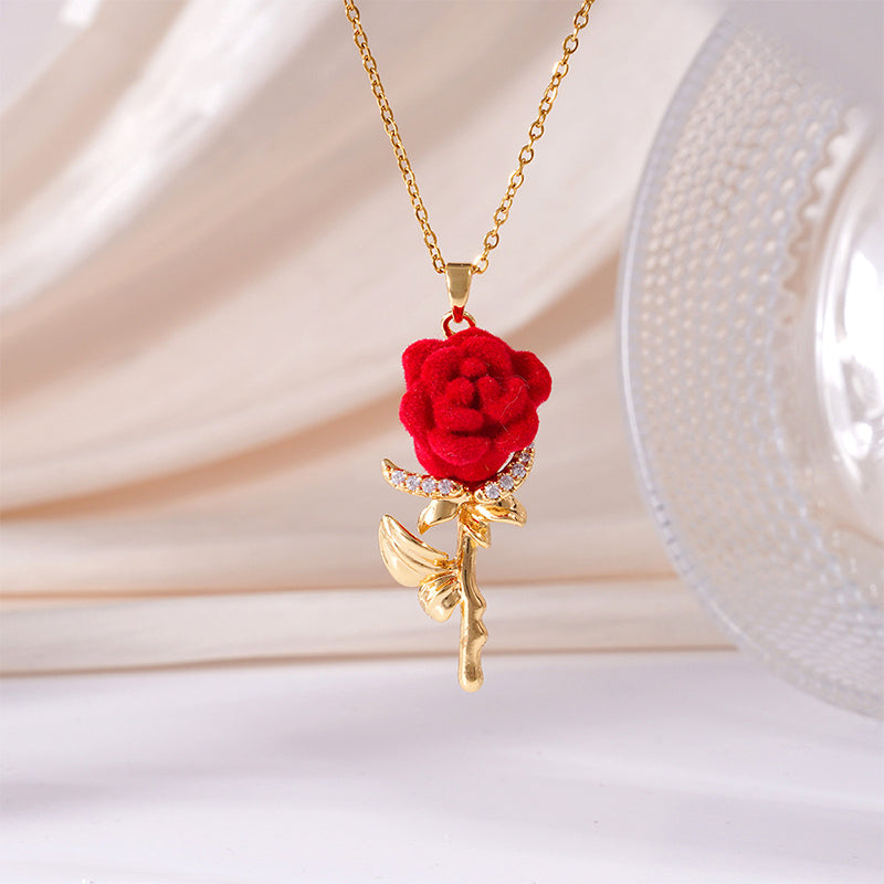 🌹 50% RABATT NU! 💎 Elegant Röd Ros Hänghalsband – Delikat Design, Hypoallergen & Perfekt för Vardagselegans eller Present ✨
