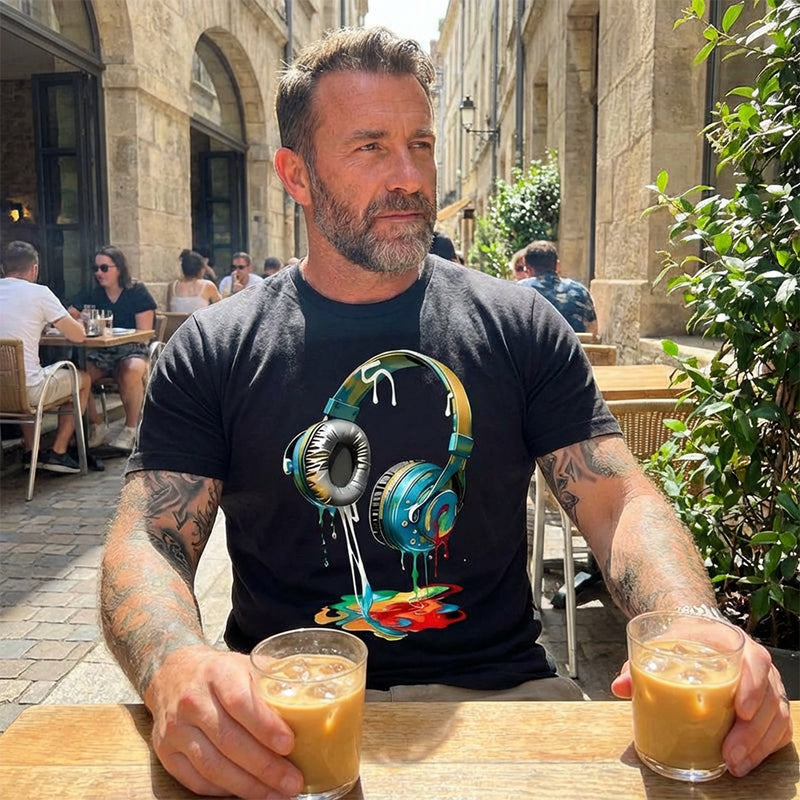 👕 50 % RABATT JUST NU! 🎧 Färgglad T-shirt med motiv av droppande färg – Konstnärlig design, mjuk bomull och perfekt för musikälskare eller avslappnad streetwear 🎨