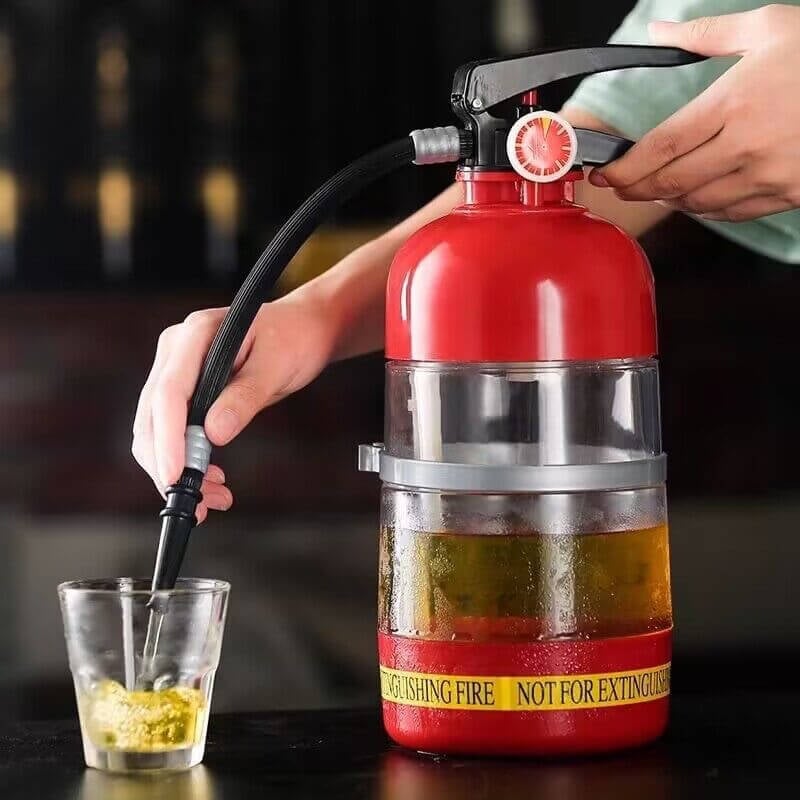 🍻 50% RABATT NU! 🔥 Populär Ölhink i Brandsläckardesign – 2L Handtrycksfat & Unik Form – Perfekt för Fotbollsfester & Pubar ⚽