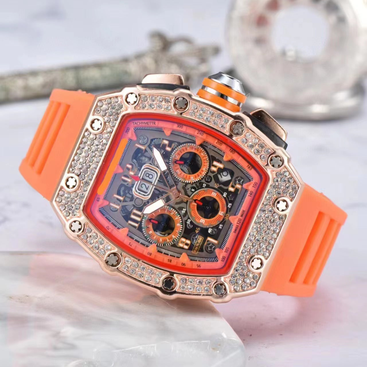 ⏳Begränsad tid 50 % Rabatt⏰Lyxbetonad herrklocka tunnformad modell strass diamanter⌚