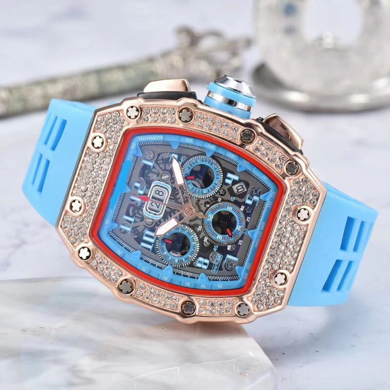 ⏳Begränsad tid 50 % Rabatt⏰Lyxbetonad herrklocka tunnformad modell strass diamanter⌚
