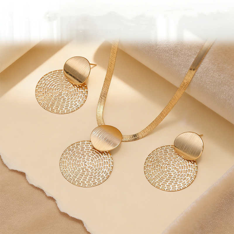 ✨ 50% RABATT NU! 💎 Modern Geometriskt Smyckesset – Guldpläterat, Lättvikts Platt Ormkedja & Matchande Örhängen – Chic & Elegant För Kvällsevenemang 🎁