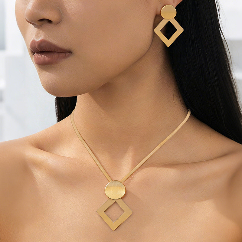 ✨ 50% RABATT NU! 💎 Modern Geometriskt Smyckesset – Guldpläterat, Lättvikts Platt Ormkedja & Matchande Örhängen – Chic & Elegant För Kvällsevenemang 🎁