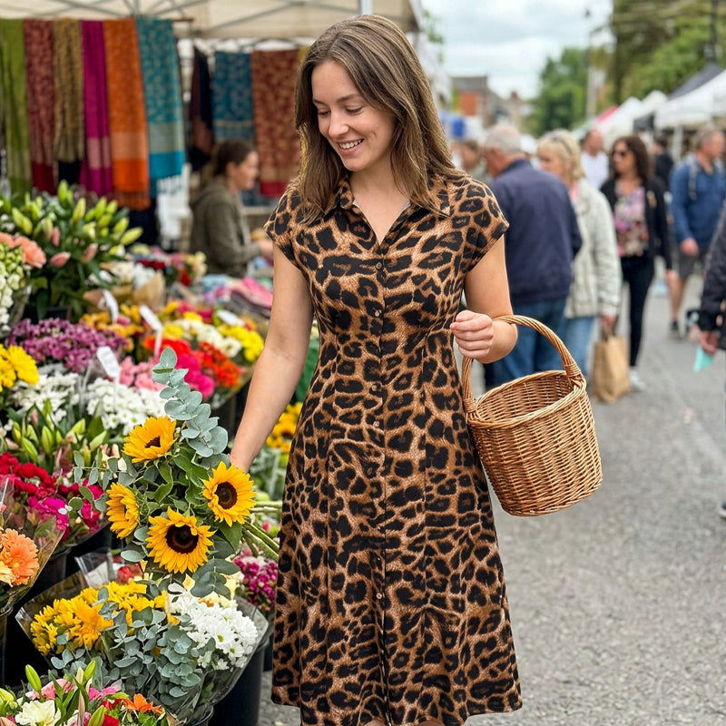 👗 50% RABATT NU! 🐆 Damernas Eleganta Leopardmönstrad Klänning med Slag – Chic, Smickrande & Djärv Stil 🥂