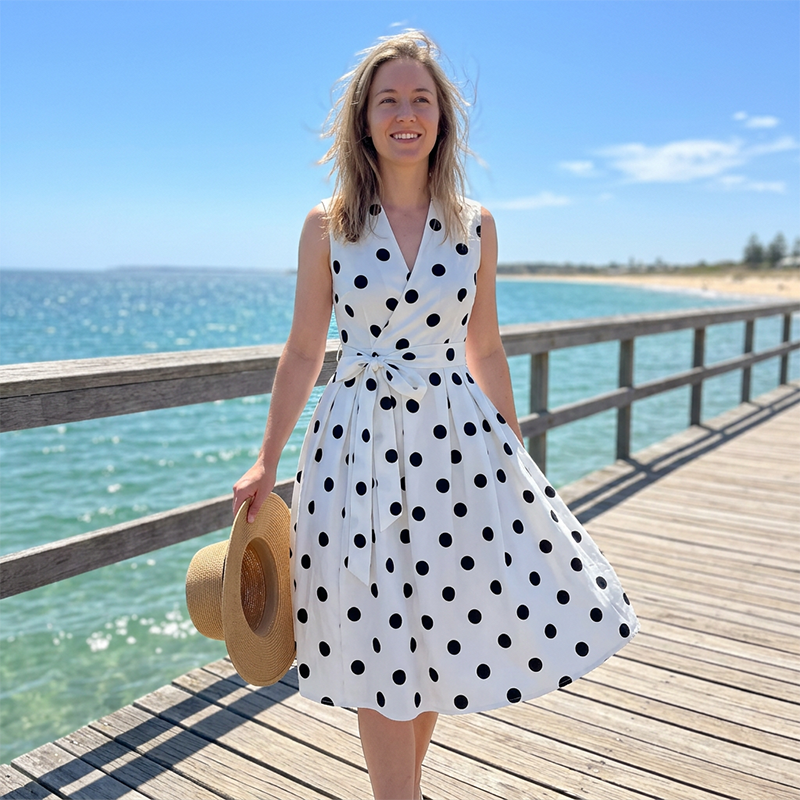 👗 50% RABATT NU! ⏰ Dam Prickig Ärmlös V-ringad Klänning – Luftig & lättviktig – Perfekt för sommar, brunch eller stranddagar – lekfull och chic 🎠