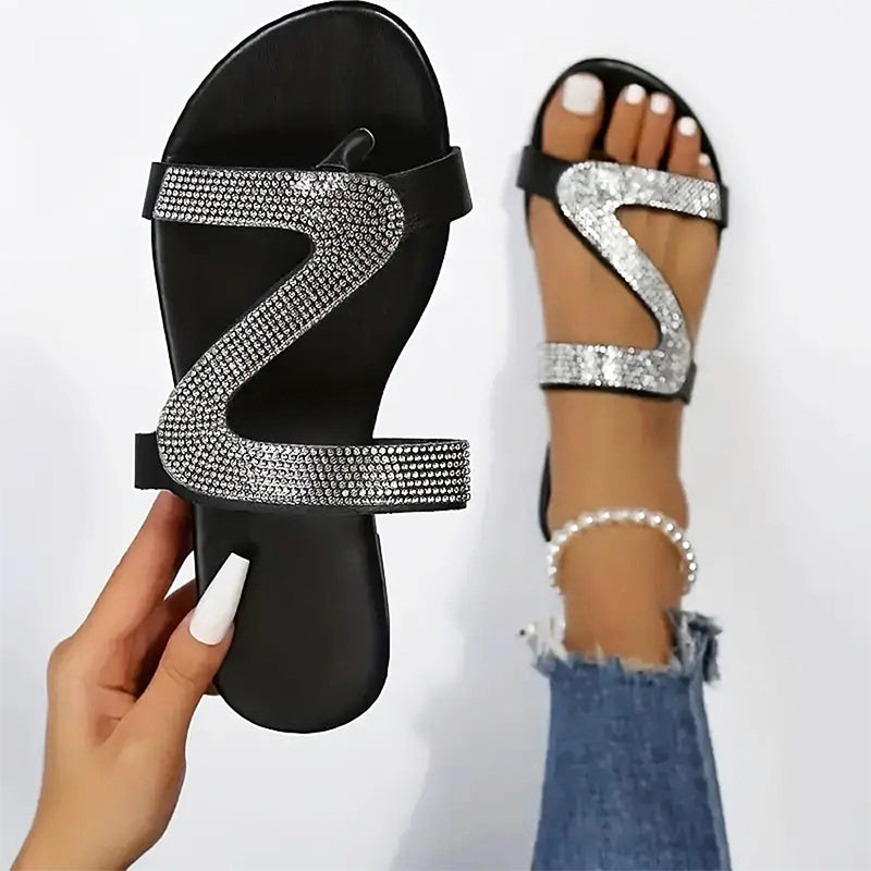 👡 50% RABATT! 🔥 Rhinestone Slide Sandaler – Platt, stötdämpande & glamorös – Perfekt för strand, brunch eller vardagschic 💎✨