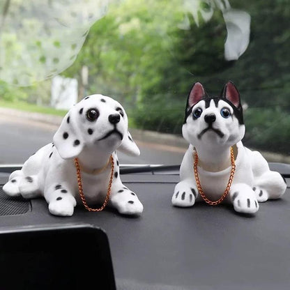 🐶 Søt hund-bobblehead – nikker i hver sving – 10 raser, myk plysj, gullkjede – sprer glede på hver biltur 🚗
