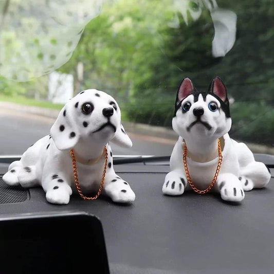 🐶 Søt hund-bobblehead – nikker i hver sving – 10 raser, myk plysj, gullkjede – sprer glede på hver biltur 🚗