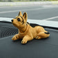 🐶 Søt hund-bobblehead – nikker i hver sving – 10 raser, myk plysj, gullkjede – sprer glede på hver biltur 🚗